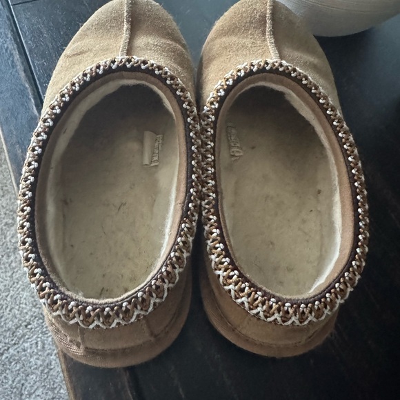 UGG Kids Tan Slippers with Patterned Trim - Picture 2 of 6